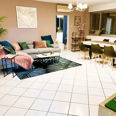 Tour De L’europe, En Plein Centre Avec Parking. Appartement *