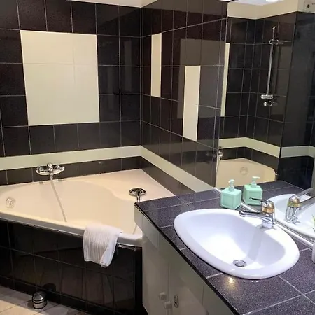 Tour De L'europe, En Plein Centre Avec Parking.