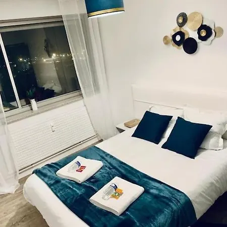 Tour De L'europe, En Plein Centre Avec Parking. *