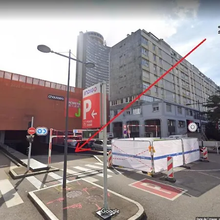 Tour De L’europe, En Plein Centre Avec Parking. Appartement *