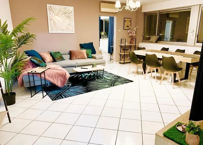 Tour De L’europe, En Plein Centre Avec Parking. Appartement *