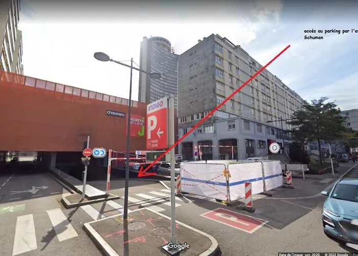 Tour De L’europe, En Plein Centre Avec Parking. Appartement *
